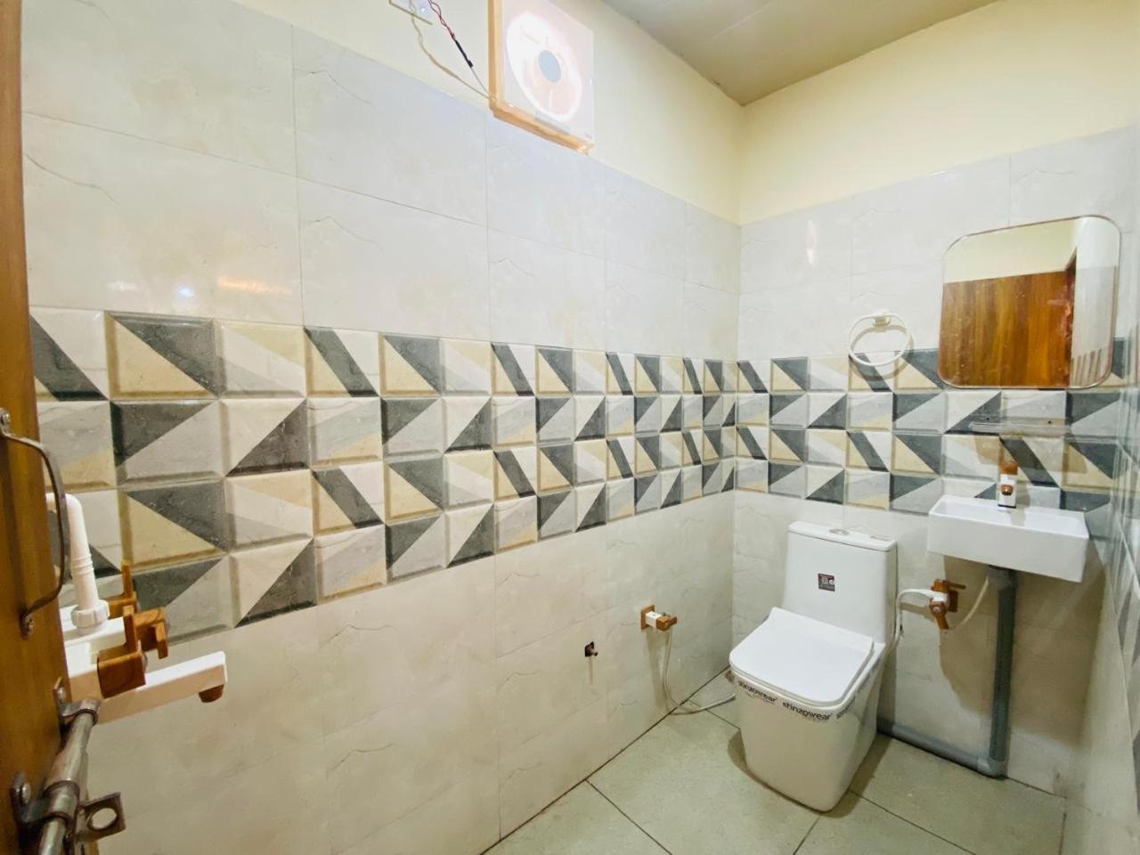 The Raman Palace- A Budget Hotel Mathura Eksteriør bilde