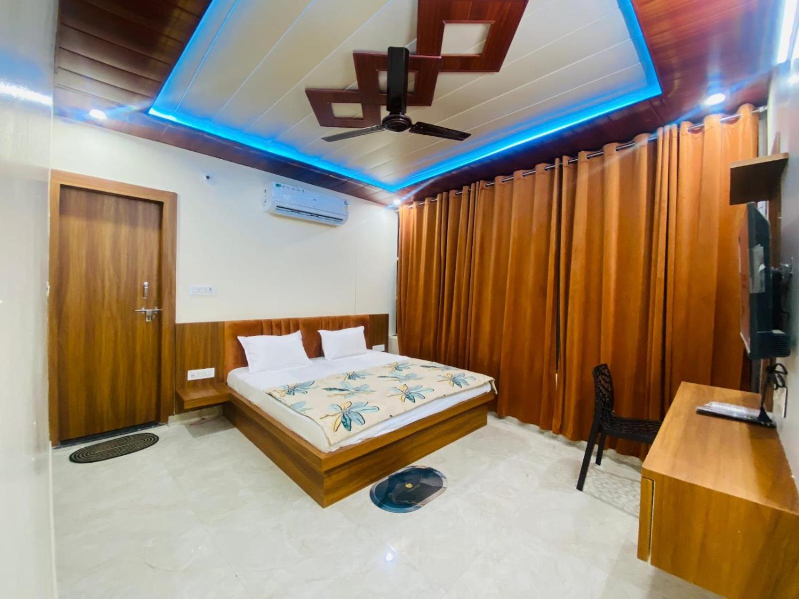 The Raman Palace- A Budget Hotel Mathura Eksteriør bilde